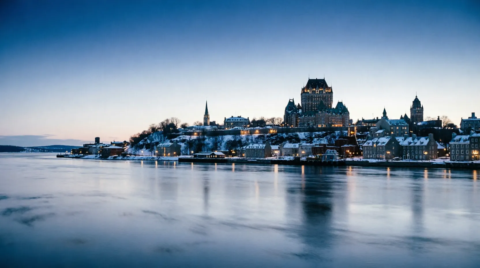 Vieux-Québec et fleuve Saint-Laurent à l'heure bleue en hiver